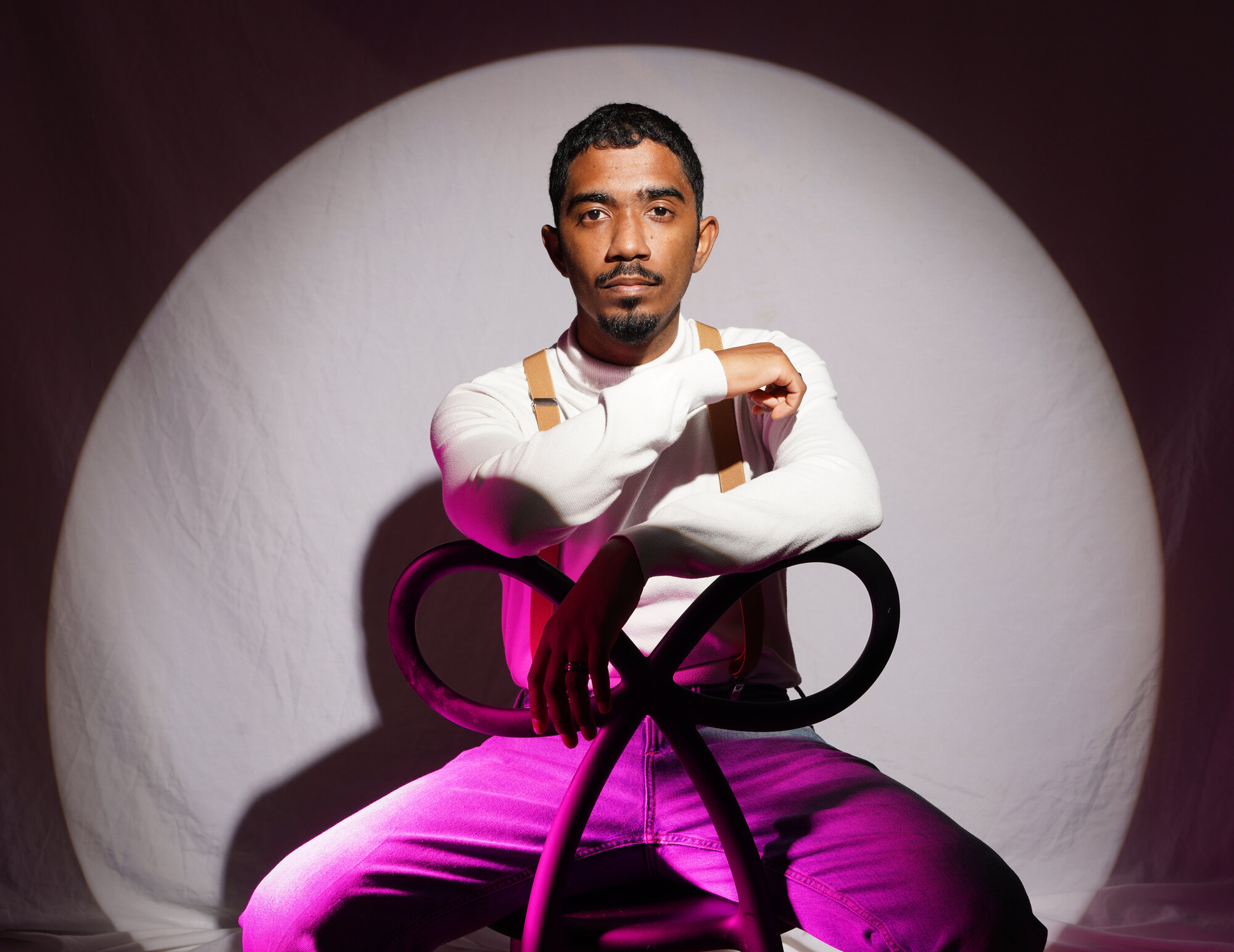 Freddy sur chaise design en studio