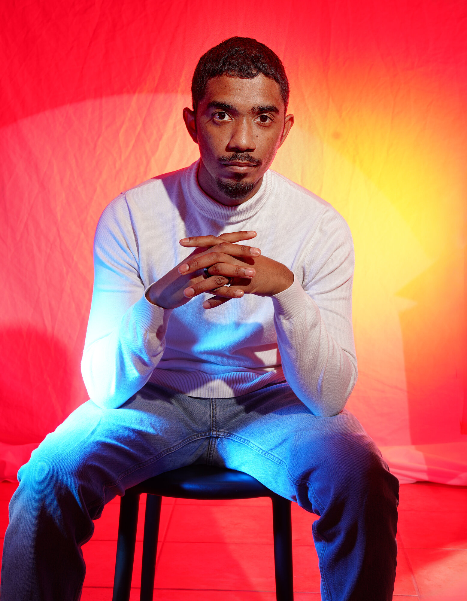 Freddy Philomene assis studio
