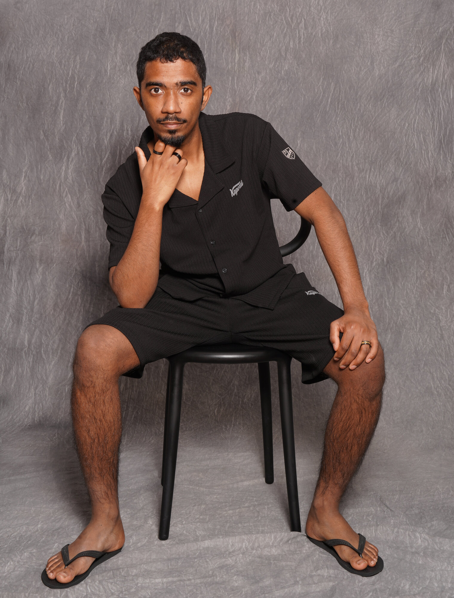 Portrait assis neutre Freddy Philomene
