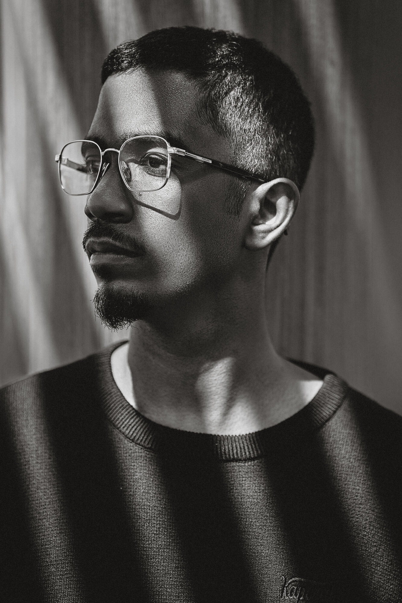 Portrait noir et blanc lunettes Prada Freddy
